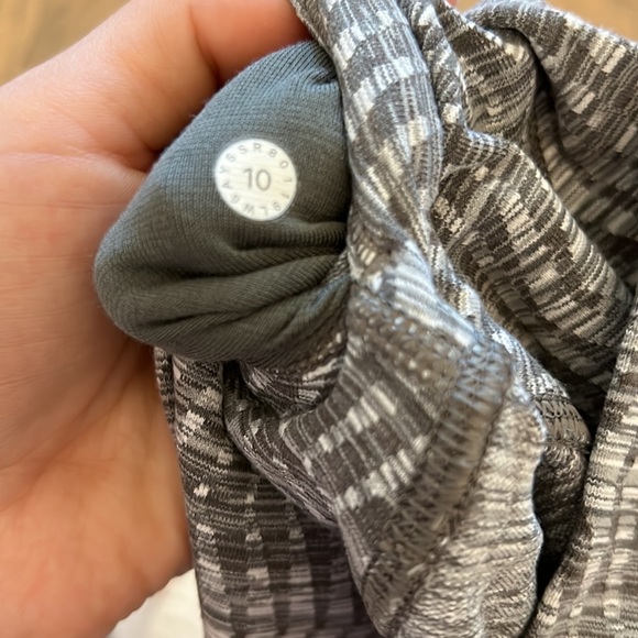 Fun, textured Lululemon ankle mid-calf length leggings - Picture 6 of 6